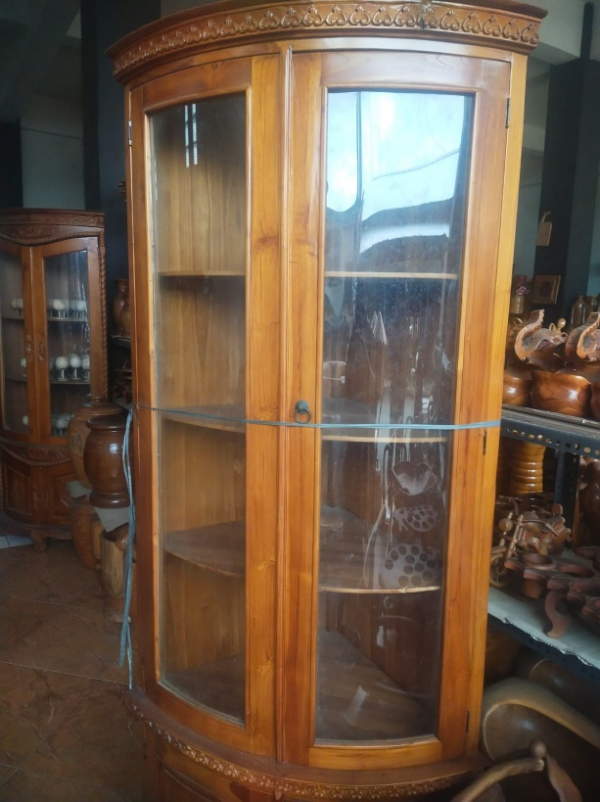 lemari pintu kaca